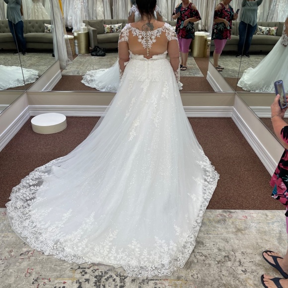 Brand new wedding dress - Picture 3 of 6